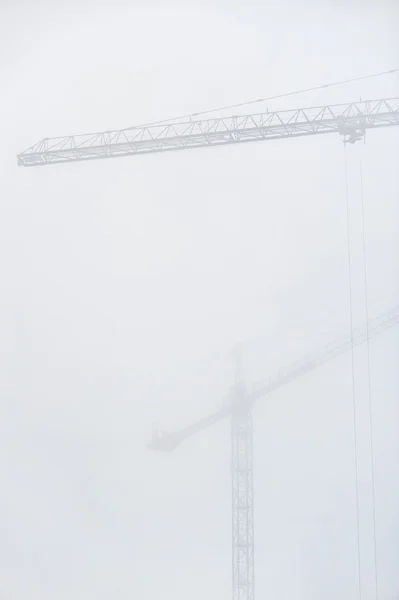 Grue de construction dans un brouillard dense — Photo