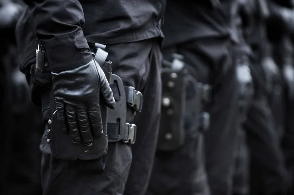 Soldado mano en una pistola — Foto de Stock