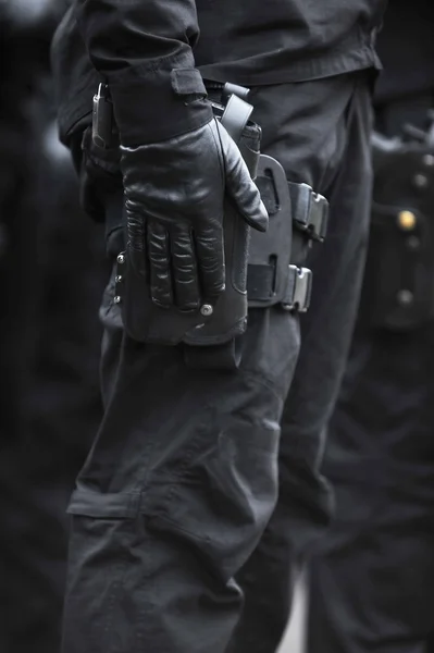 Soldat main sur une arme — Photo