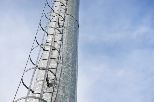 Промышленная шестовая лестница — стоковое фото