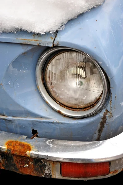 Coche viejo en invierno — Foto de Stock