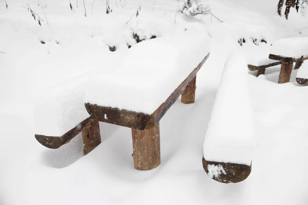 Ingesneeuwd houten picknicktafel — Stockfoto