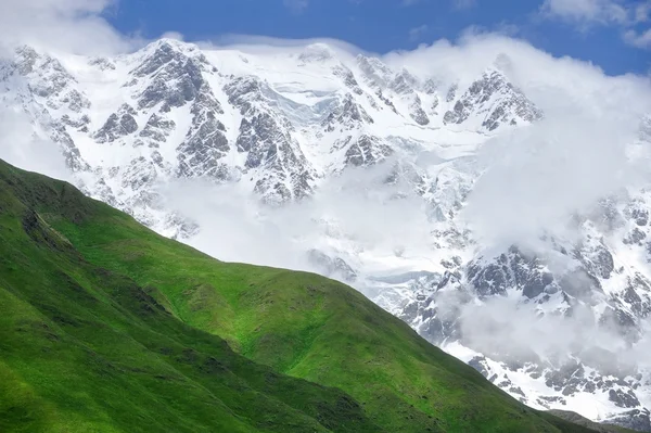 Kaukasus in de zomer — Stockfoto