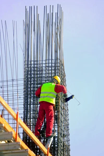 Byggnadsarbetare stickning stålstänger Stockbild
