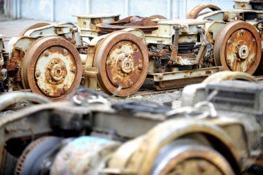 Eski ve paslı tramvay tekerlekler