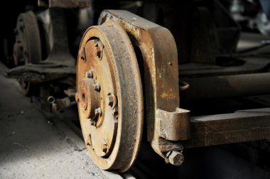 Eski ve paslı tramvay tekerlekler