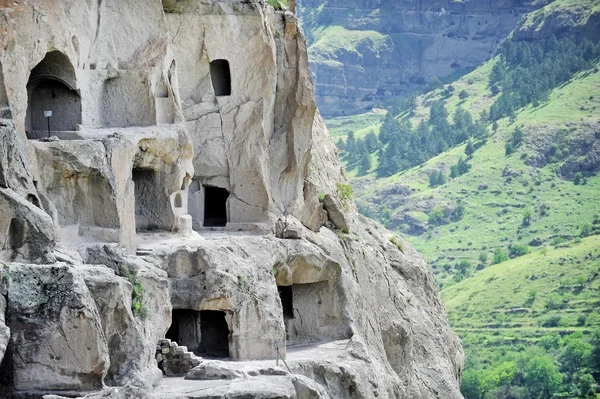 Vardzia città grotta in estate — Foto Stock