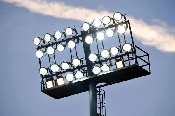 Stadionbeleuchtung bei Sonnenuntergang — Stockfoto