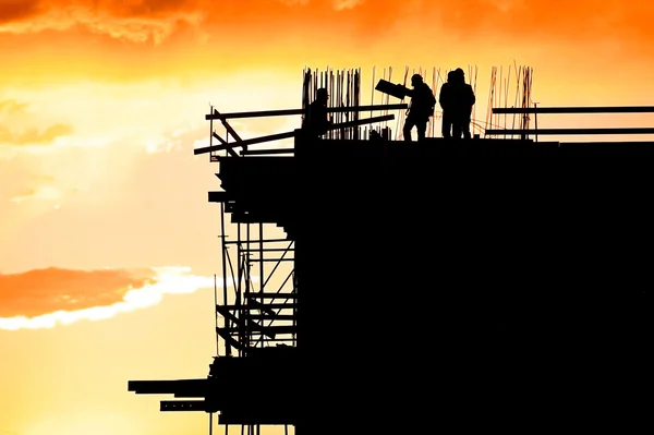 Silhuetas de trabalhadores de construção — Fotografia de Stock