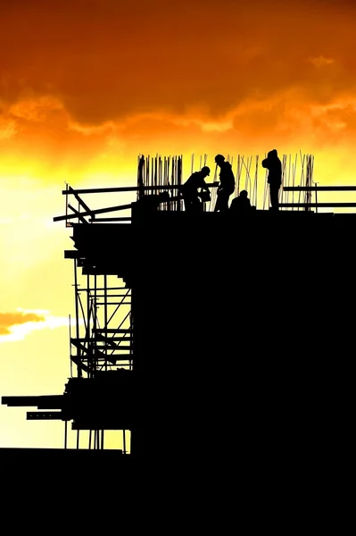 Silhuetas de trabalhadores de construção — Fotografia de Stock