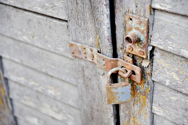 Roestige deurslot — Stockfoto