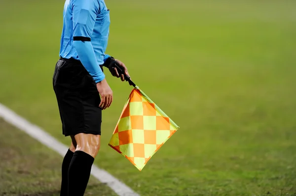 Segnalazione dell'arbitro aggiunto con la bandiera — Foto Stock