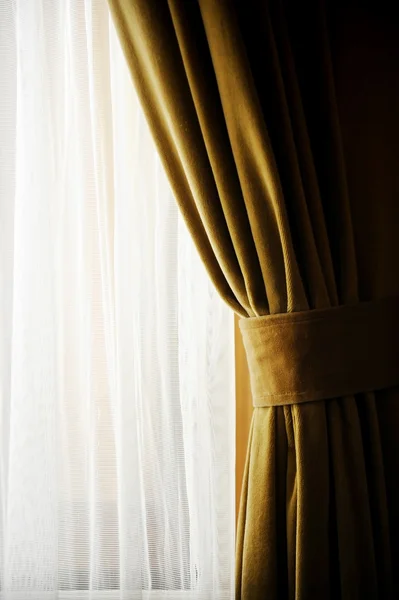 Cortina de janela de veludo amarelo — Fotografia de Stock