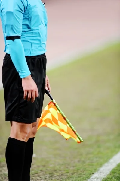 Árbitro assistente sinalizando com a bandeira — Fotografia de Stock