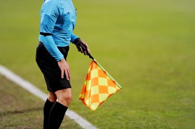 Yardımcı hakem bayrağı ile sinyal