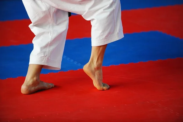Karate odborník na podlaze soutěž — Stock fotografie
