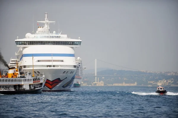 Grande nave da crociera sullo stretto del Bosforo — Foto Stock