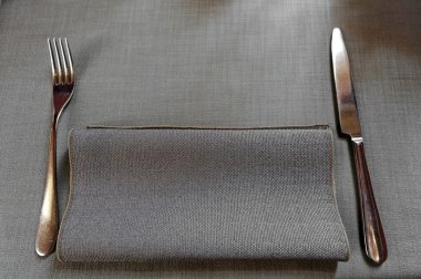 Bir restoranda akşam yemeği ayar