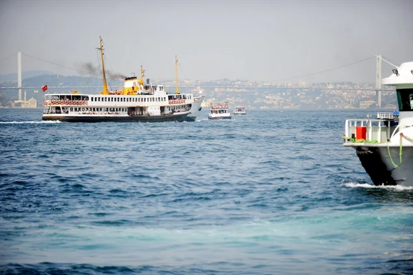 Büyük cruise gemi Boğaz üzerinde