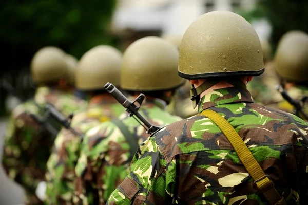 Soldados em uniforme de camuflagem prontos para a guerra — Fotografia de Stock