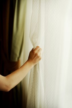 El bir pencere perde çekiyor