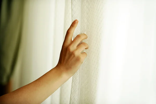 Hand trekken een venster gordijn — Stockfoto