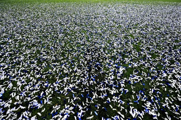 Confetti su un campo da calcio — Foto Stock
