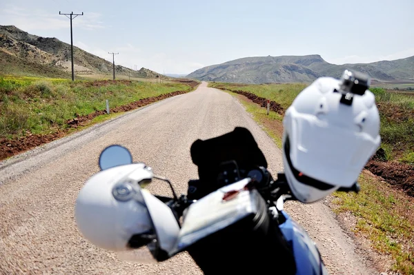 Dvě helmy na motorku řídítka — Stock fotografie