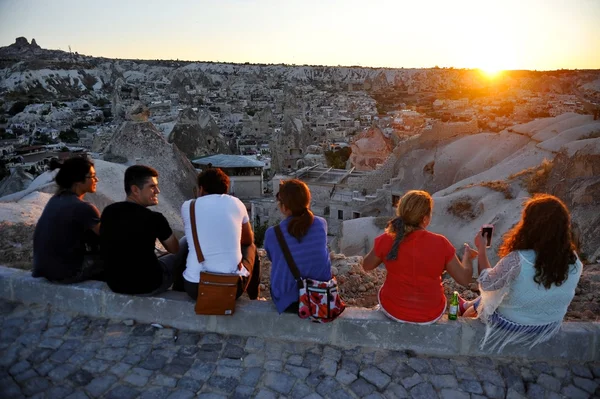 I turisti guardano il tramonto sulla Cappadocia — Foto Stock