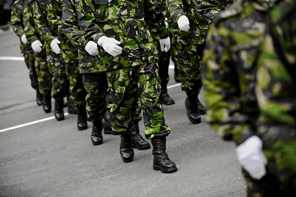 Soldati in marcia verde mimetica — Foto Stock