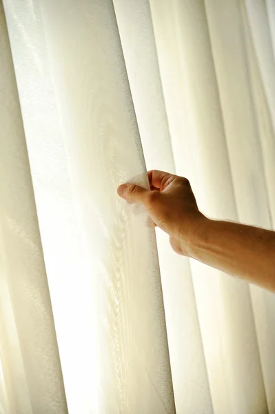 窓のカーテンを引いて男の手 — ストック写真