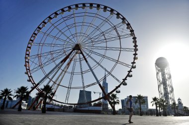 Işık evi ve panoramik tekerlek içinde Batum