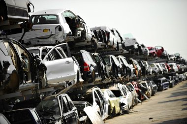 Parçalanmış araba araba mezarlığı