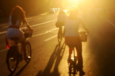 Gün batımında bicyclists bulanık fotoğraf