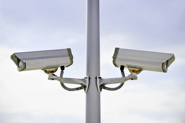 Övervakningskameror på en stolpe — Stockfoto