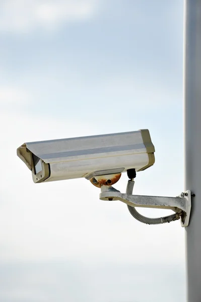 Övervakningskamera på en stolpe — Stockfoto