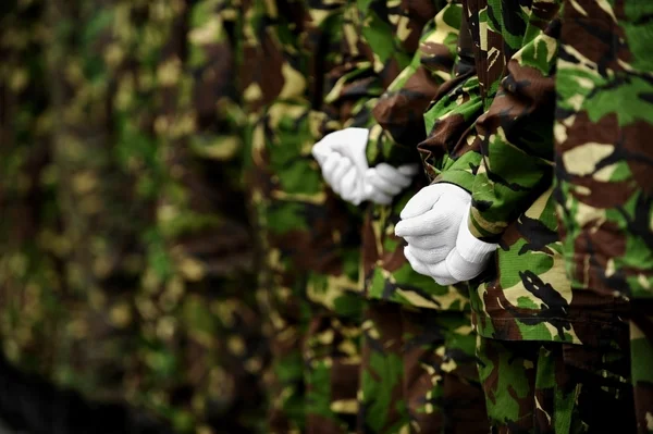 Солдаты в камуфляжной форме с руками за спиной — стоковое фото