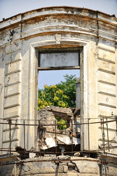 Casa en ruinas fachada — Foto de Stock