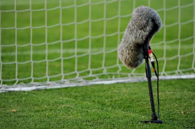 Futbol sahası üzerinde profesyonel mikrofon