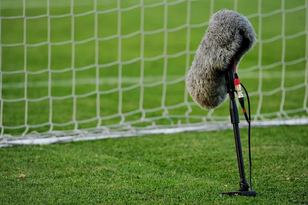 Profesjonalny mikrofon na boisko do piłki nożnej — Zdjęcie stockowe