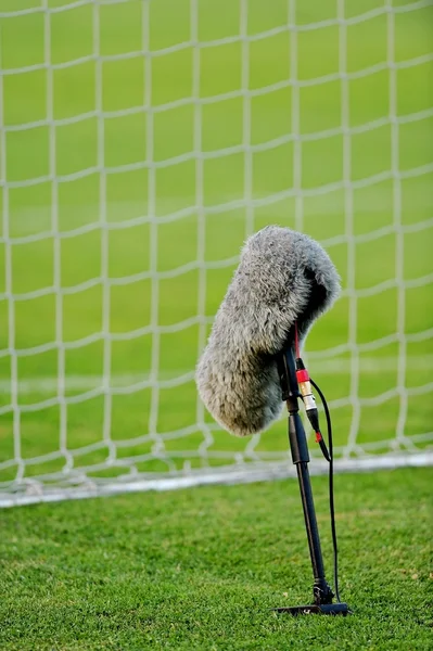 Professzionális mikrofon futballpályán — Stock Fotó