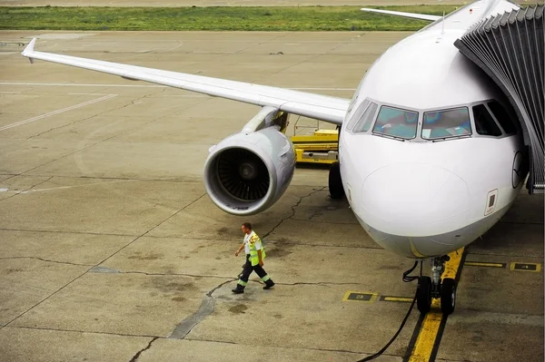 Airplane connected to jetway — Stock Photo, Image