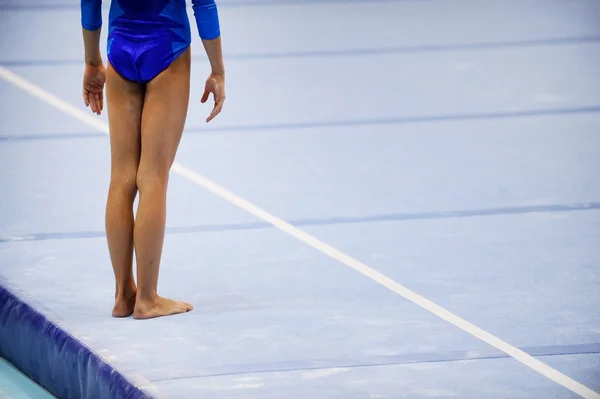 Voeten op gymnastiek vloer — Stockfoto