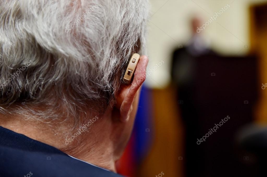 補聴器を歳の男性 — ストック写真
