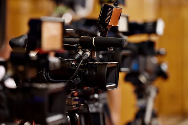 Відеокамери на прес-конференції — стокове фото