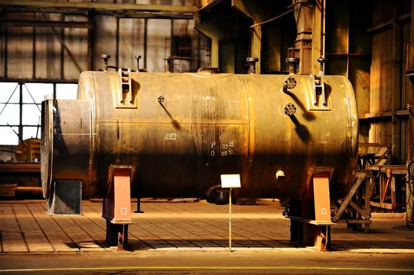 Industriella tank i gammal fabrik — Stockfoto