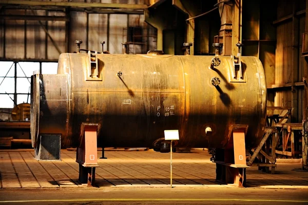 Industriella tank i gammal fabrik Stockbild