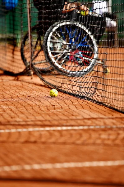 Pessoa em cadeira de rodas a jogar ténis — Fotografia de Stock