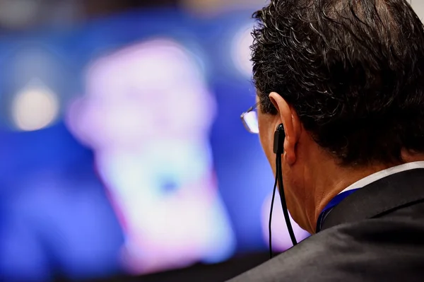 Hombre usando auriculares de traducción —  Fotos de Stock