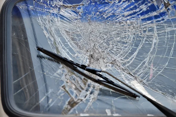 汽车撞车损坏的挡风玻璃 免版税图库图片